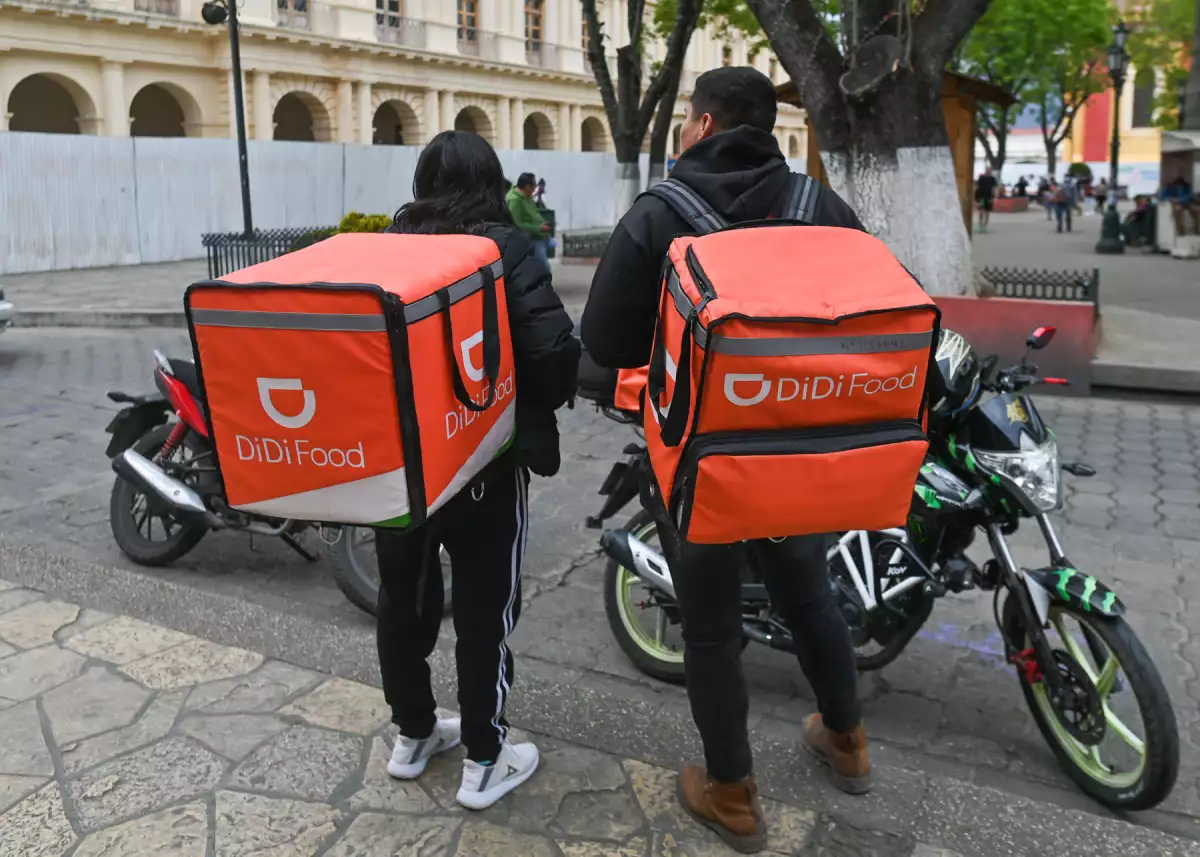 Repartidor en motocicleta realizando entregas de Q-Commerce en la Ciudad de México con tecnología de geolocalización.