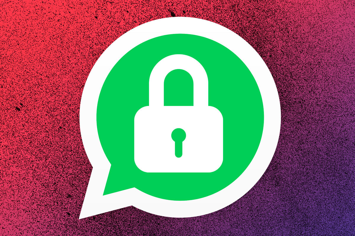 Teléfono móvil mostrando una notificación de cuenta bloqueada, un riesgo clave de WhatsApp Plus.