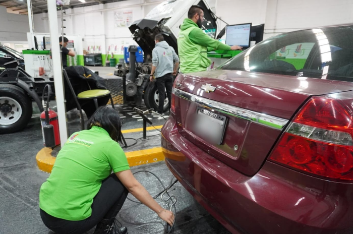 Un auto siendo remolcado a un corralón, una consecuencia de la multa por no verificar en 2026.