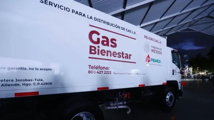 Un camión repartidor de Gas Bienestar en una calle de la CDMX, listo para entregar cilindros a los hogares.