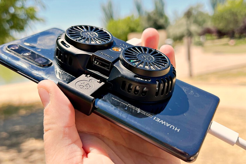 Un celular frente a un ventilador, una forma segura de enfriar el dispositivo.