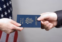 ¿A qué países deben pedir visa los mexicanos en 2026? Guía completa de viaje Un pasaporte con una visa americana aprobada, el resultado de un trámite exitoso.