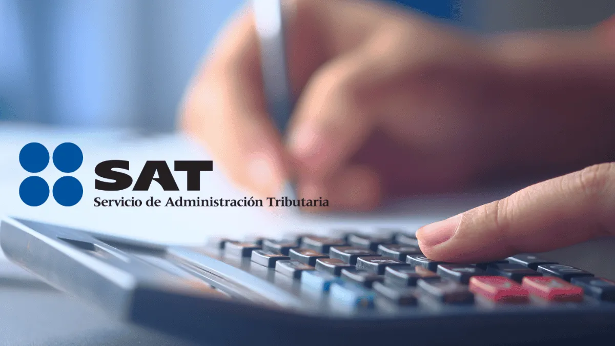 Una calculadora y documentos fiscales, simbolizando la preparación para la Declaración Anual SAT 2026.