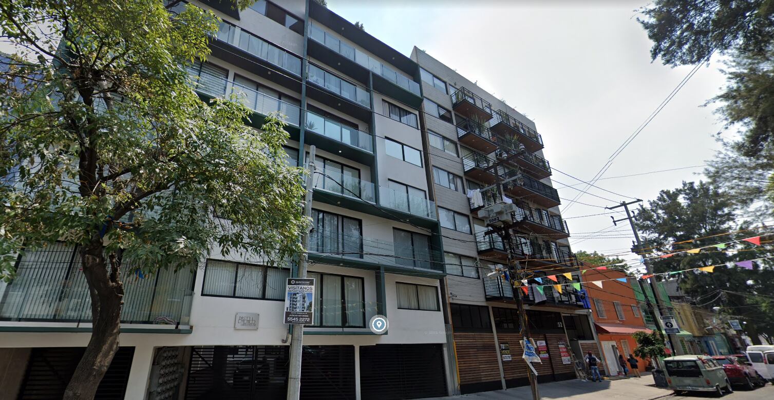 Una calle arbolada en una de las colonias emergentes para rentar en CDMX.