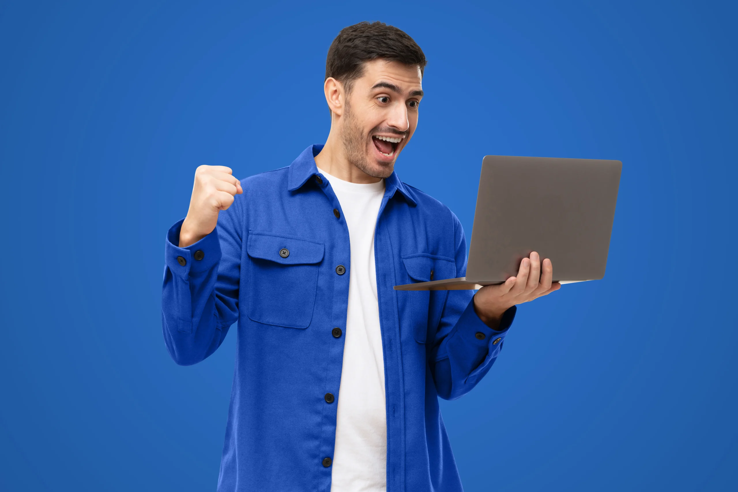 Una persona sonriendo mientras recibe su devolución de saldo a favor del SAT, gracias a una correcta aplicación de sus deducciones personales.