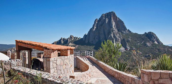 Vista panorámica de la Peña de Bernal, mostrando la ruta desde Querétaro.