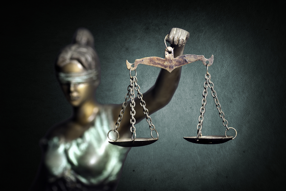 Balanza de la justicia laboral, simbolizando la importancia del Artículo 123 constitucional en la protección de los trabajadores.