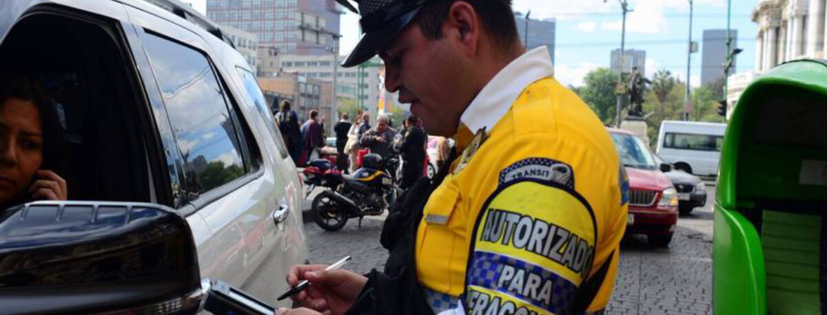 Calendario con un monto de multa, ilustrando los costos de las Fotomultas CDMX en 2026.