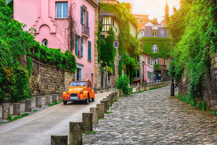 Calle estrecha y empedrada con edificios históricos en la Rue Gît-le-Cœur, un rincón con historia en París.