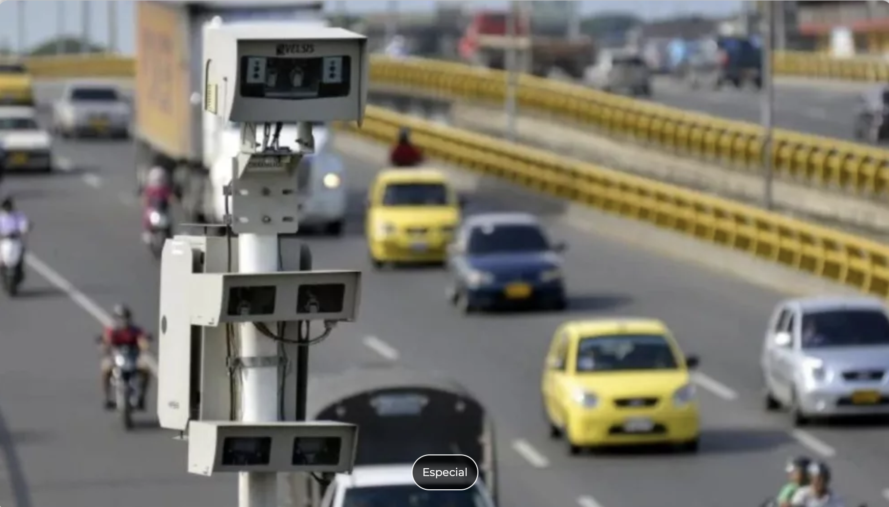 Cámara de fotomulta captando un automóvil, simbolizando el sistema de Fotomultas CDMX en operación.