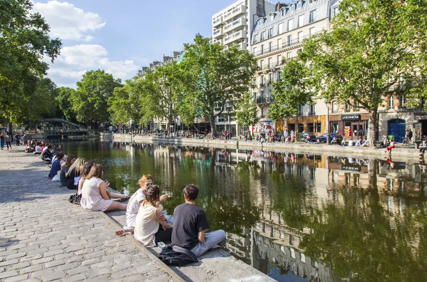 De Vía Fluvial Obrera a Pasarela de la Modernidad en el Canal Saint-Martin