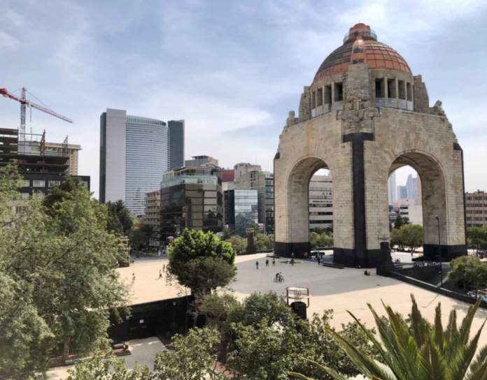Restaurantes con vista al Monumento a la Revolución para una cena romántica