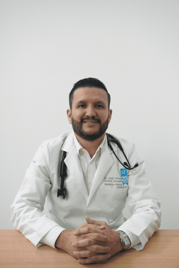 El Dr. José Alfredo Coronel atiende en el Consultorio 9 del Medical Center Biloba en Querétaro.