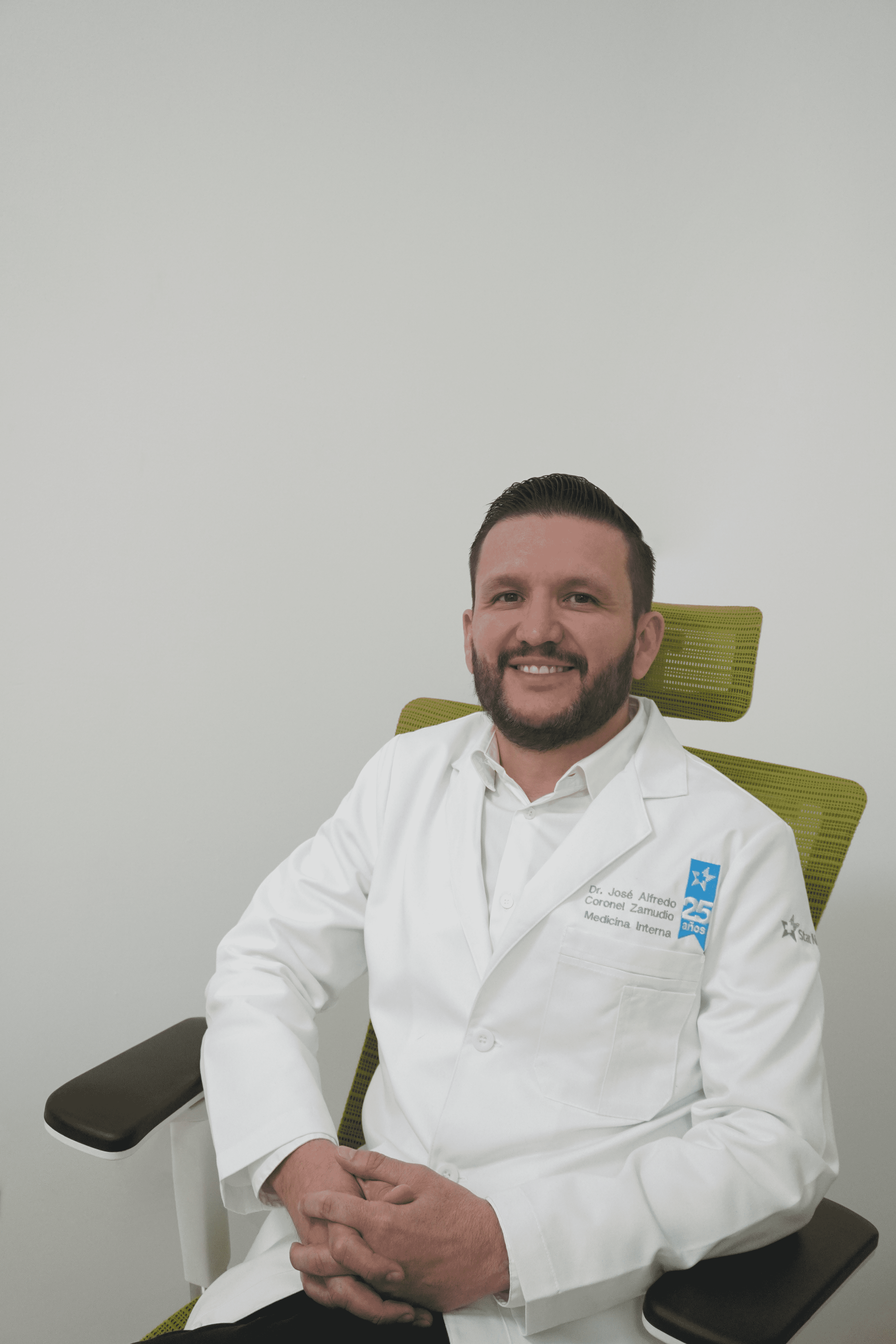 El Dr. José Alfredo Coronel atiende en el Consultorio 9 del Medical Center Biloba en Querétaro.