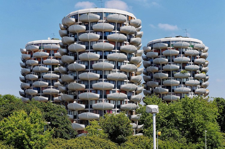 Detalle de un edificio de arquitectura moderna en París, reflejando la constante evolución del diseño urbano.