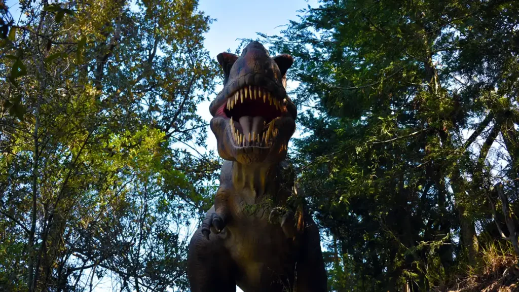 Dinosaurios animatrónicos en la zona de Vulcano Jurásico dentro de Volcanic Park.