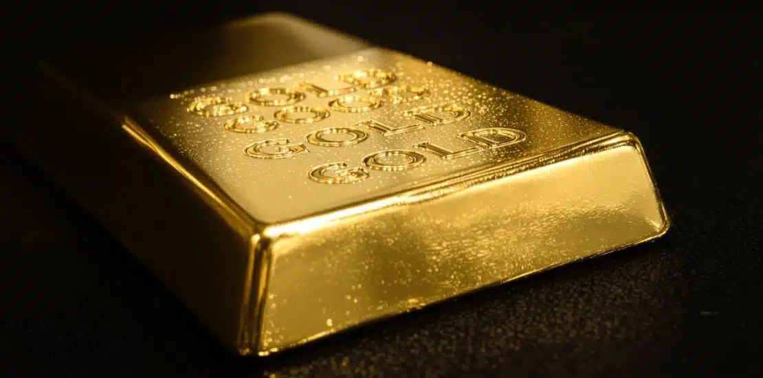 Documentos fiscales y una calculadora, representando el cálculo del impuesto al patrimonio en Francia (IFI).