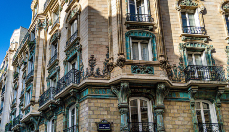 El Edificio: El Escrutinio del "Immeuble"