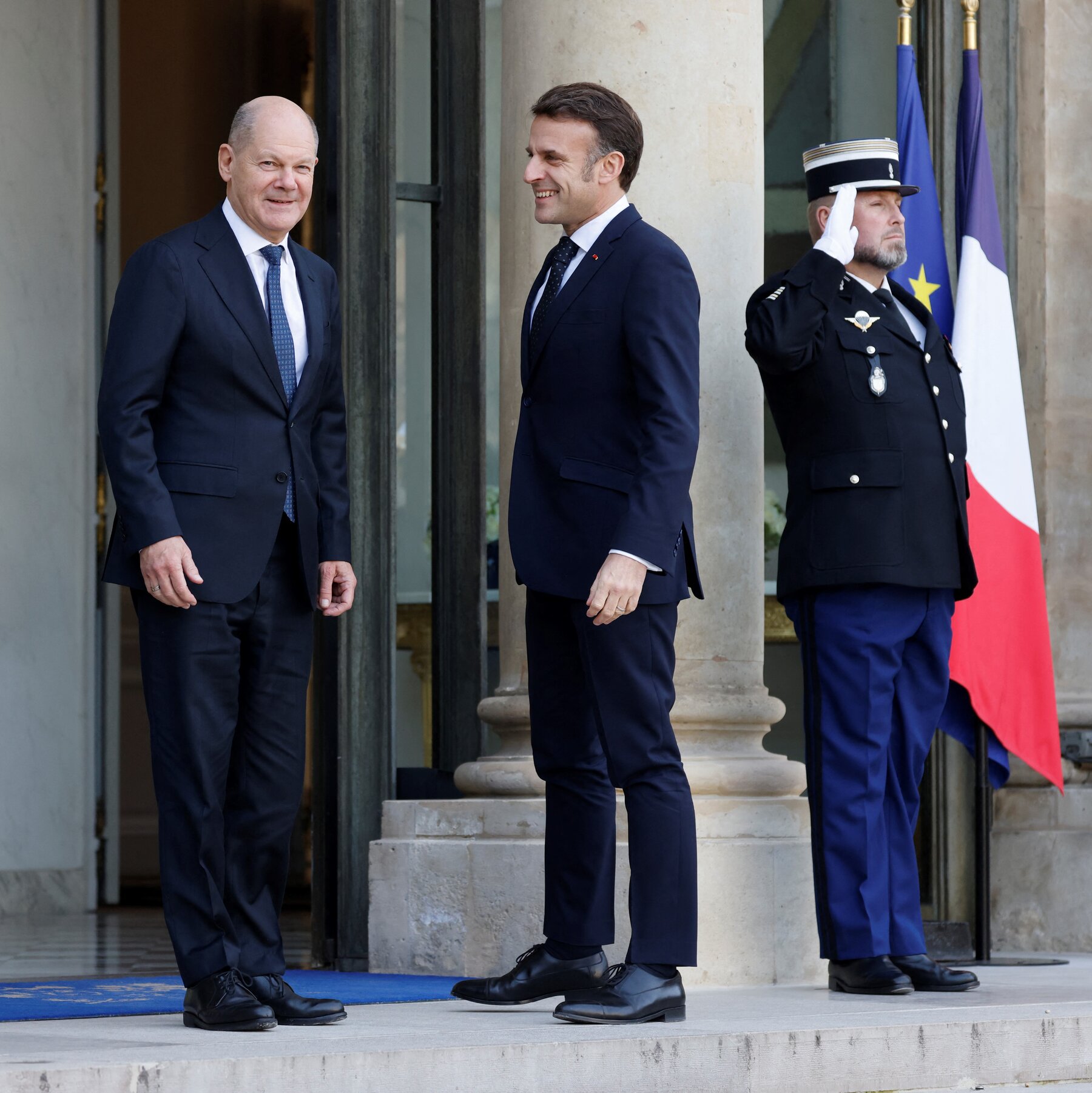 Empresarios europeos en una reunión de negocios en París, discutiendo el futuro de la inversión en la ciudad.