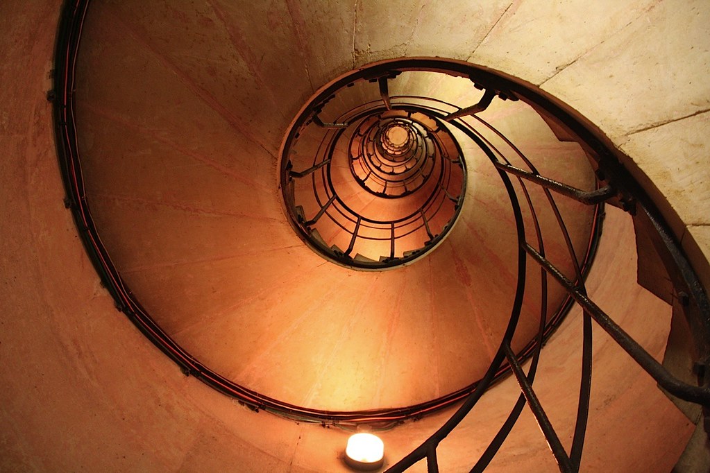 Escalera de caracol del Arco del Triunfo, indicando el ascenso a pie.