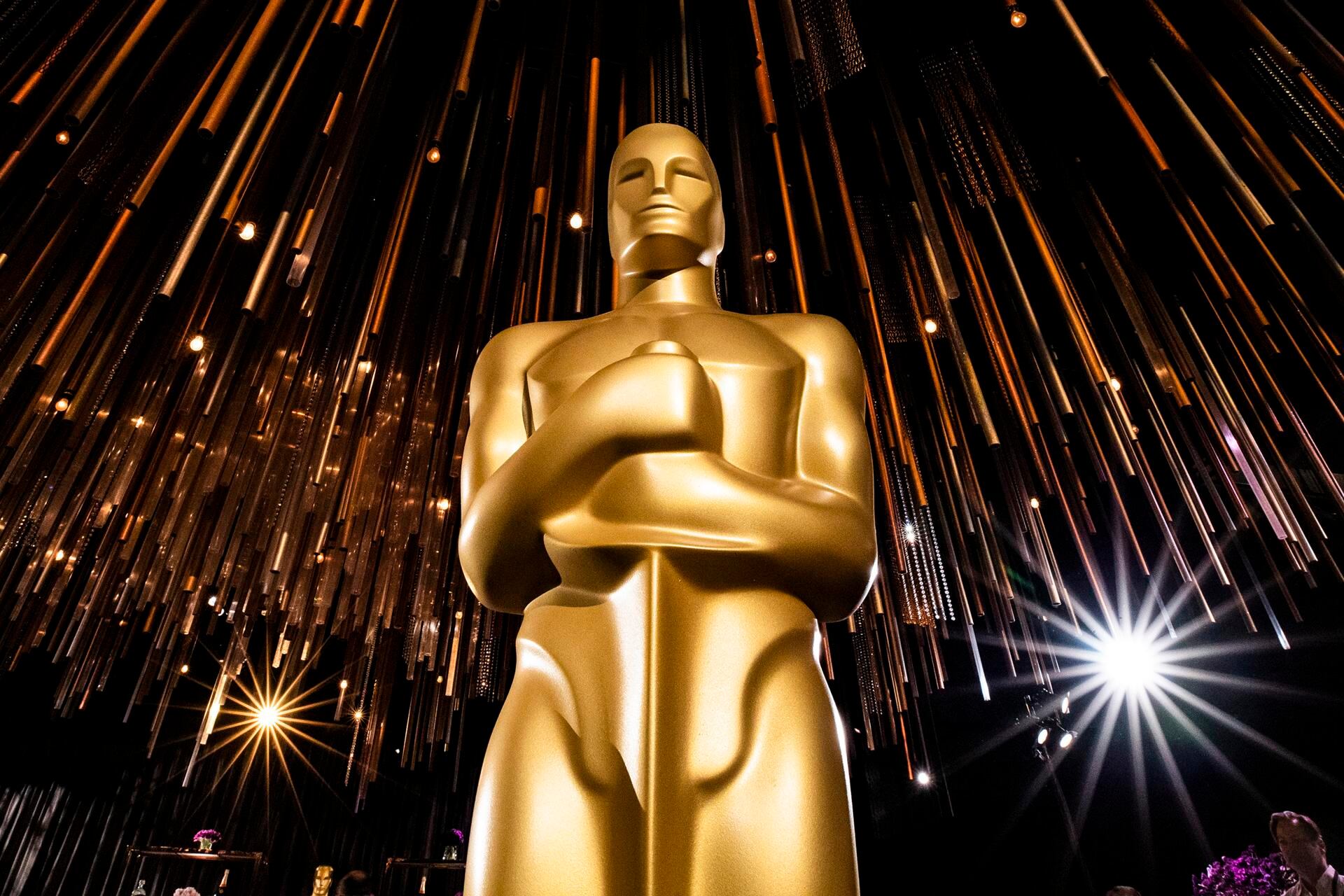 Escenario de los Premios Oscar con la estatuilla dorada, esperando a los nominados de 2026.