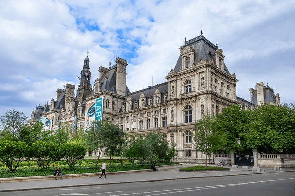 Fachada de un ayuntamiento (Mairie) en Francia, lugar donde se realizan los trámites civiles para casarse.
