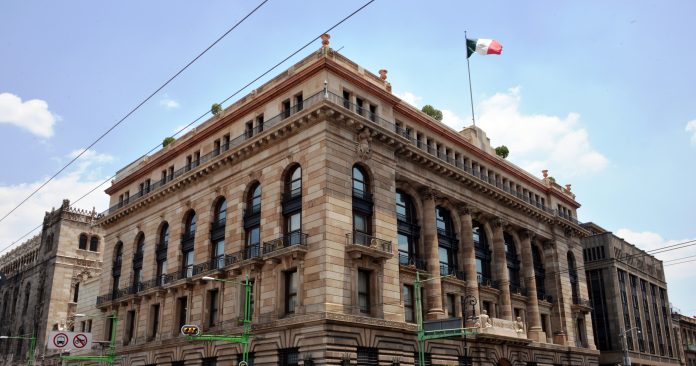 Fachada de un edificio histórico protegido, donde las reformas están estrictamente reguladas por el INAH.