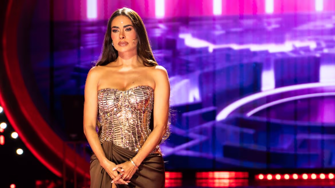 Galilea Montijo conduciendo la gala de eliminación de La Casa de los Famosos México.