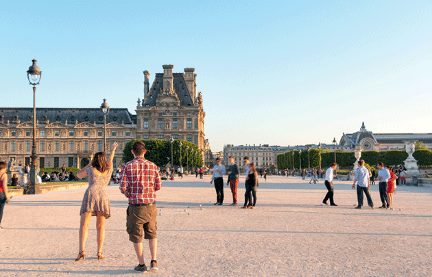 Gente participando en actividades deportivas y recreativas en Paris Plages, como kayak y pétanque.