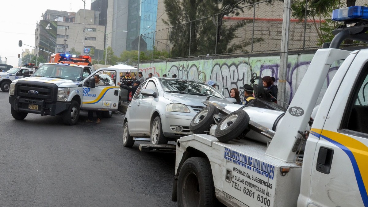 Gráfico de barras mostrando el desglose del costo de sacar un auto del corralón en CDMX, incluyendo multas y tarifas.