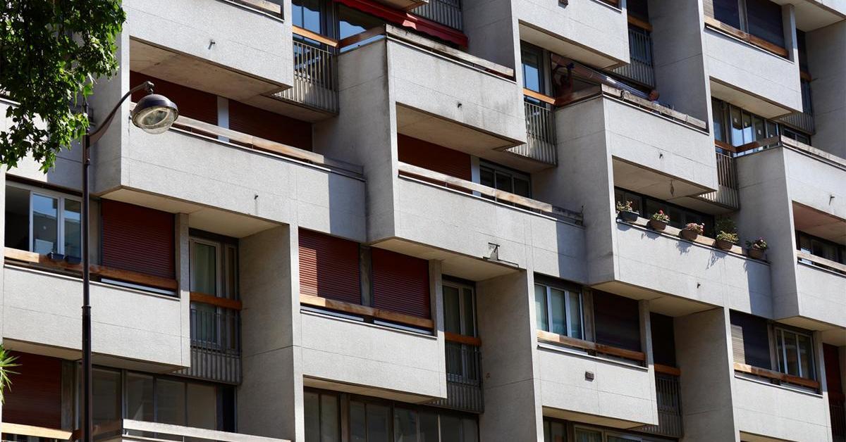 Gráfico mostrando la fluctuación de los precios de alquiler en París, con flechas indicando la regulación por La Regla del 'Encadrement des Loyers'.