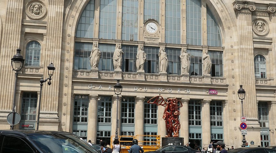 La icónica fachada de la estación Gare du Nord en París, punto de llegada del tren Eurostar desde Londres.