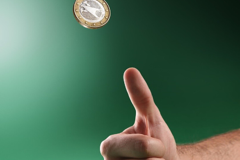 Mano mostrando monedas, simbolizando la posibilidad de un suplemento de alquiler en condiciones específicas.