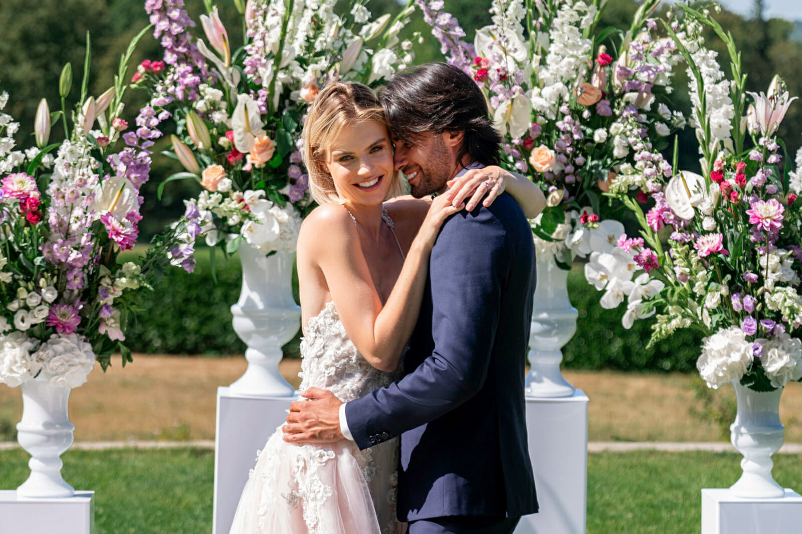Pareja celebrando una ceremonia simbólica en un jardín de París, una alternativa para cómo casarse en París siendo extranjero sin residencia.