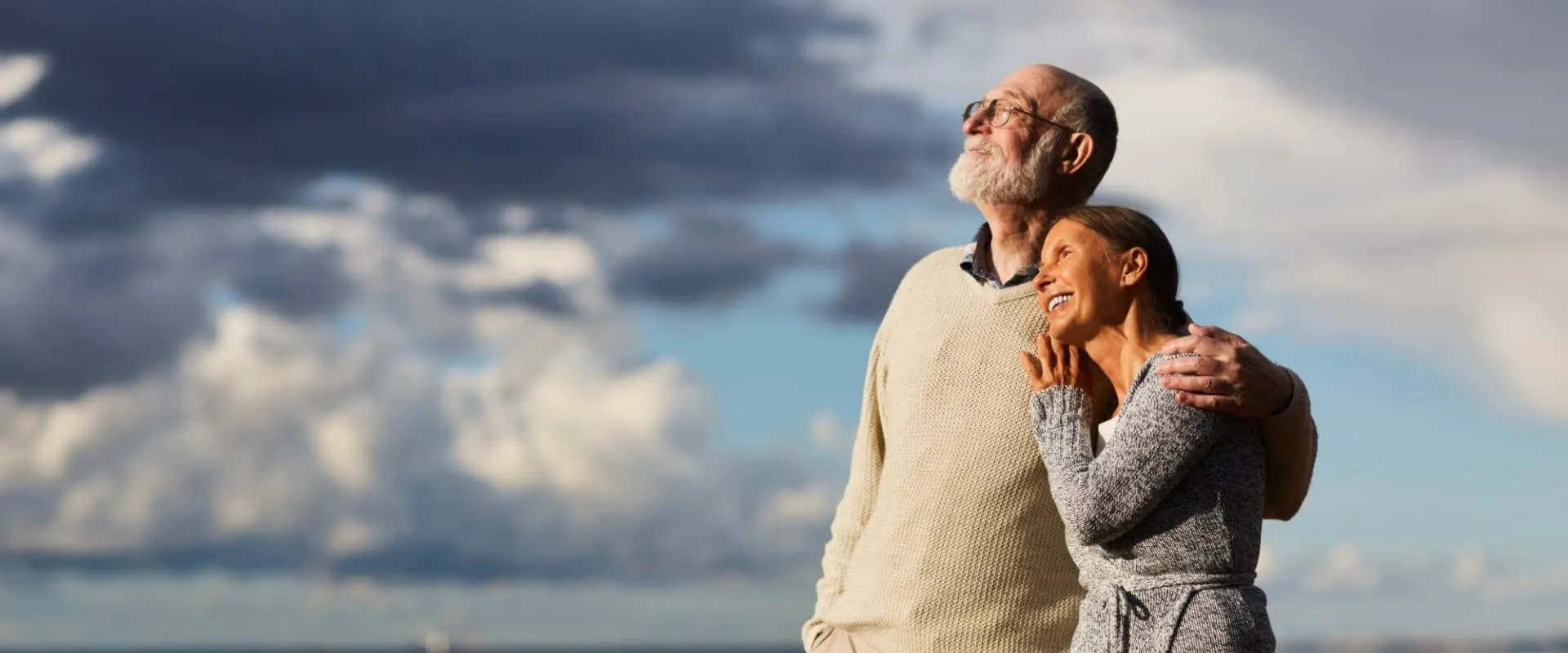 Pareja de adultos mayores disfrutando su retiro, simbolizando los beneficios de una correcta gestión de la Afore.