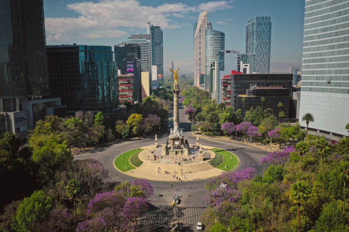 Paseo de la Reforma: El Escenario Monumental