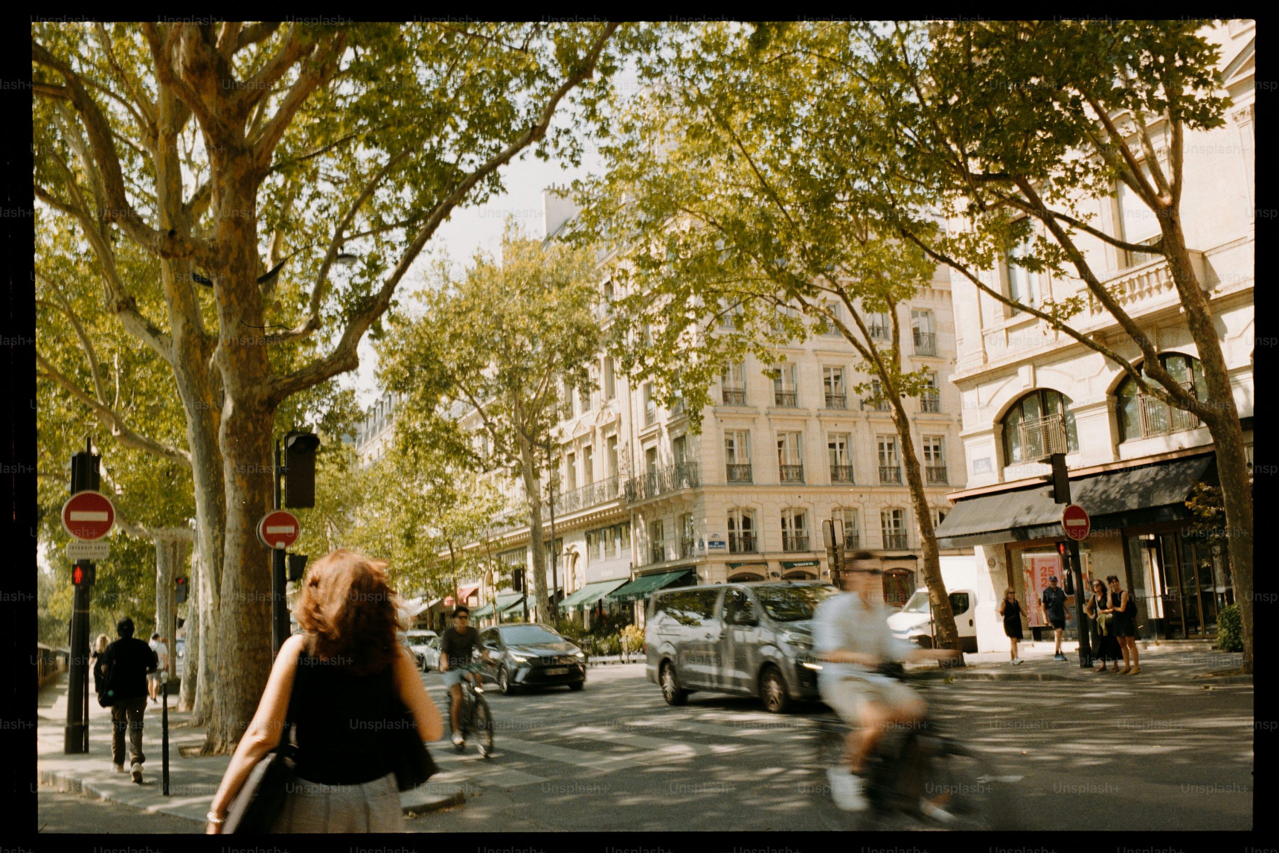 Persona disfrutando de un paseo por una calle tranquila de París, con arquitectura clásica.