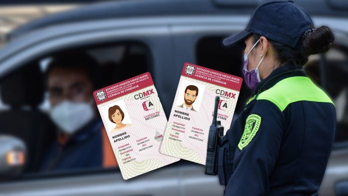 Persona tomando un curso en línea para recuperar puntos de licencia CDMX en una computadora.
