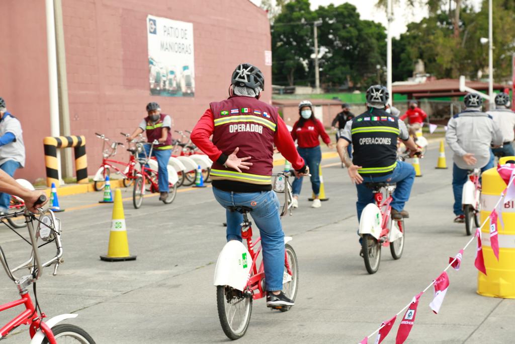 Personas en un taller de sensibilización vial con bicicletas, un método para recuperar puntos de las Fotomultas CDMX.