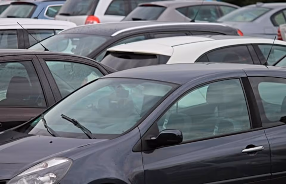 Pila de documentos para trámites vehiculares, resaltando la importancia de los requisitos para liberar el auto del corralón.