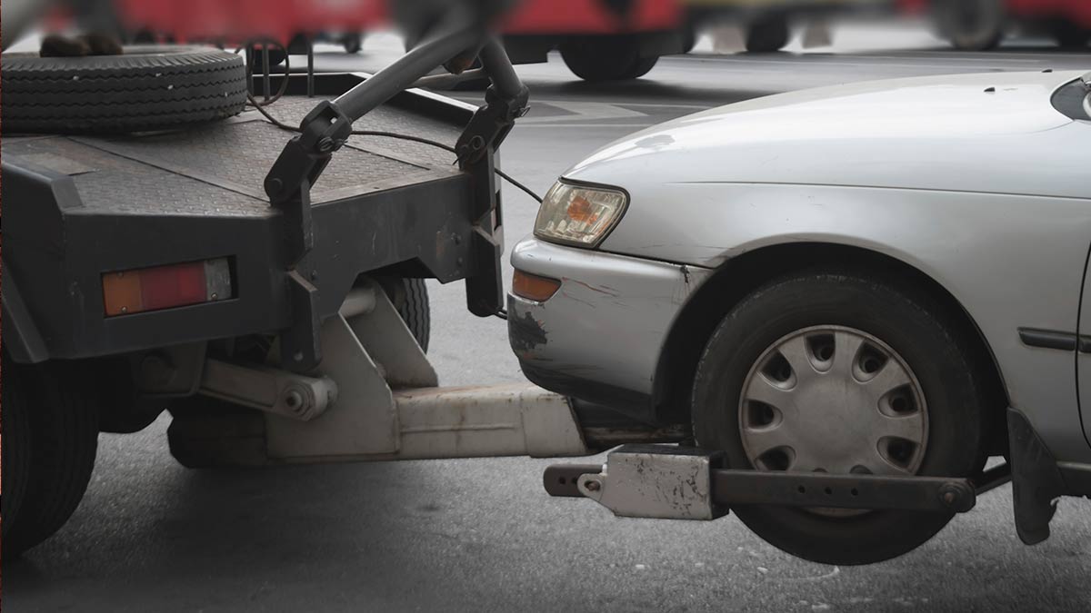 Pila de documentos para trámites vehiculares, resaltando la importancia de los requisitos para liberar el auto del corralón.