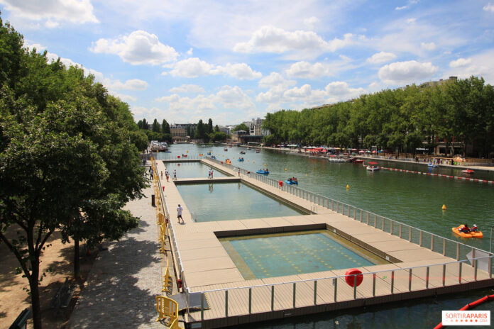 Piscinas flotantes en el Bassin de la Villette, parte de las playas artificiales en París, con gente nadando y relajándose.