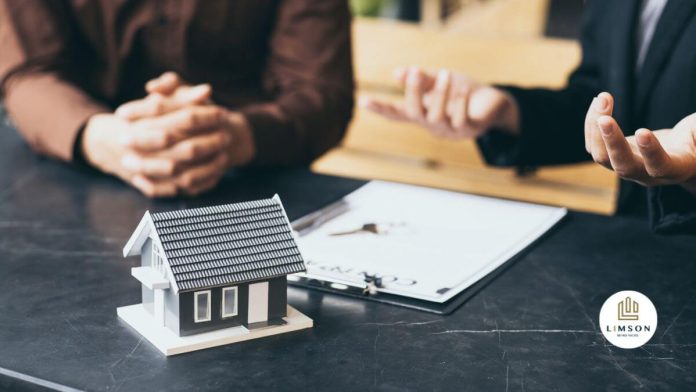 Propietario e inquilino firmando un contrato de arrendamiento, enfatizando la importancia de cumplir La Regla del 'Encadrement des Loyers'.