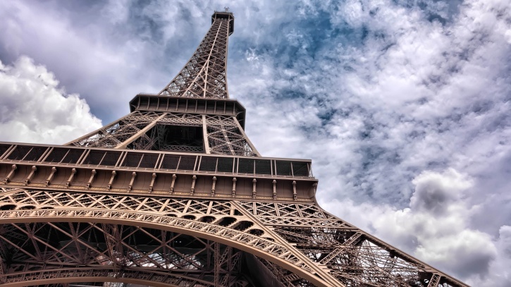Skyline de París con la Torre Eiffel y otros edificios emblemáticos, destacando la riqueza arquitectónica de la ciudad.