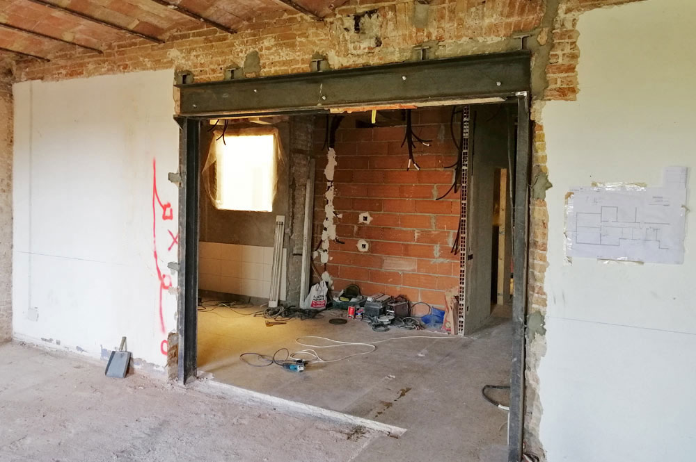 Un muro de carga de ladrillo expuesto, un elemento estructural que es una de las reformas prohibidas si se derriba sin un estudio previo.