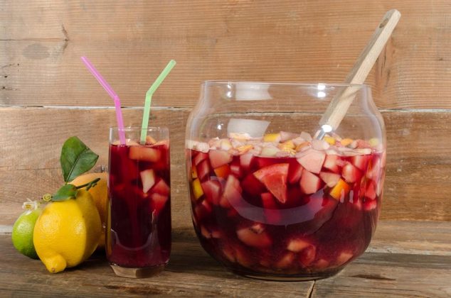 Un vaso de Agua de Obispo, una bebida refrescante y tradicional de la Cuaresma mexicana, adornada con trozos de fruta.