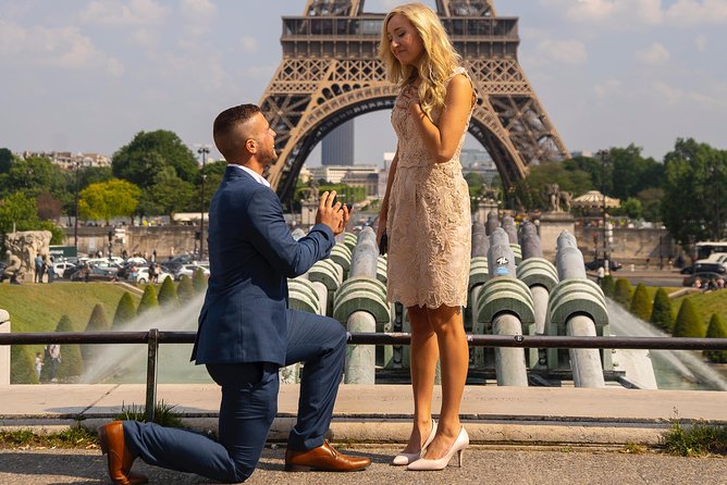 Una pareja brindando en el balcón de su propiedad en París, después de una correcta planificación fiscal del IFI.