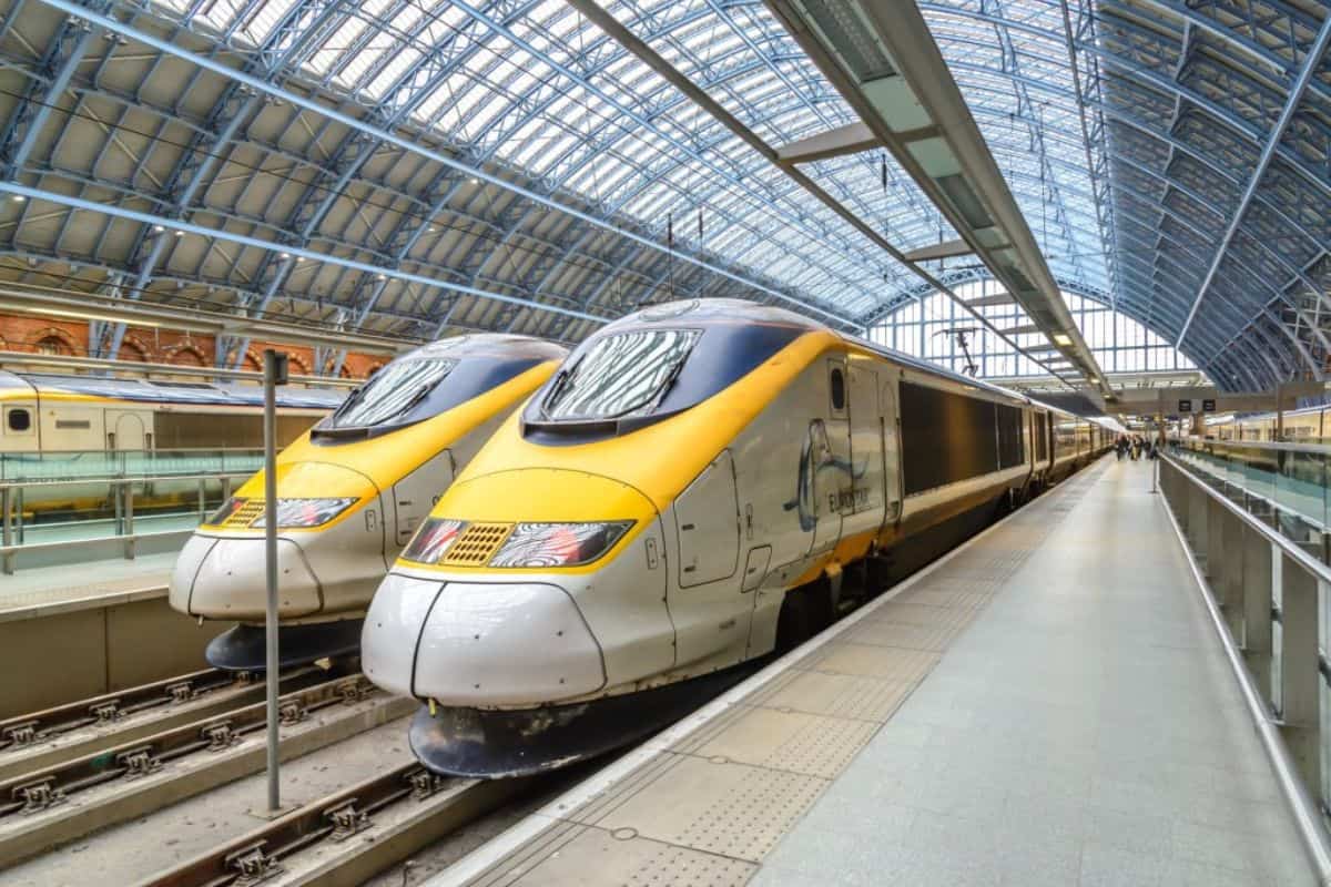 Una persona comprando billetes de tren baratos de Londres a París en su smartphone, planificando su viaje con antelación.