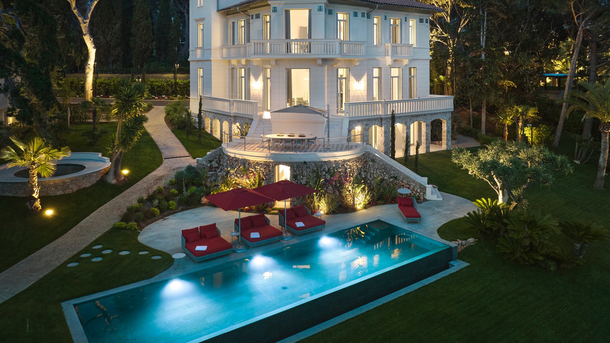 Una villa de lujo en la Costa Azul, propiedad sujeta al impuesto al patrimonio en Francia para extranjeros.