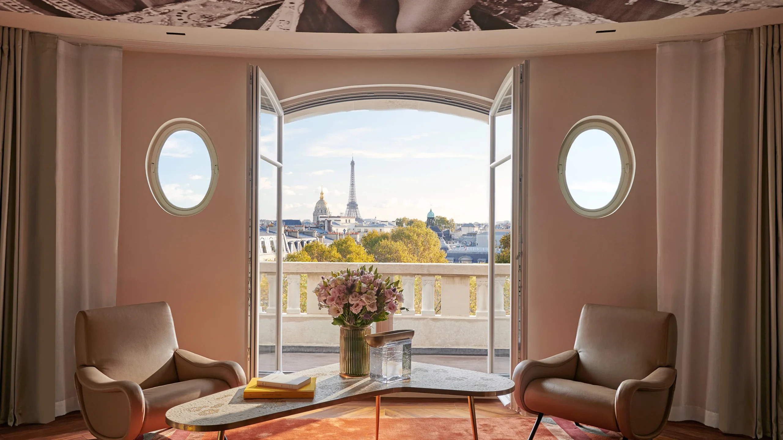 Una vista desde un balcón parisino, representando el objetivo de negociar el precio de un departamento en París.